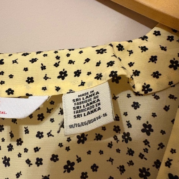 Levi's Women's 1X Yellow Floral Puff Sleeve V-Neck Blouse - Picture 5 of 6